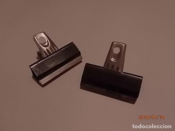 Sammeln: CORREOS - JUEGO DE 2 PINZAS MET&Aacute;LICAS ANTIGUAS PARA SUJETAR HOJAS.