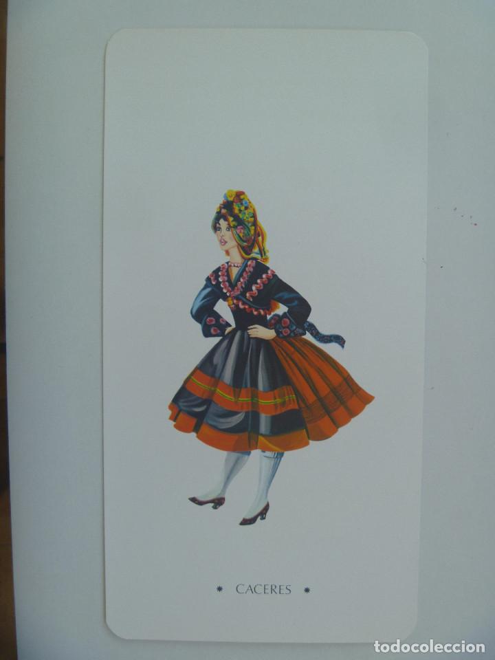 Coleccionismo: LAMINA TRAJE REGIONAL DE CACERES,  REGALO LABORATORIOS CASEN DE ZARAGOZA. 1970 . 15,5 X 30 CM