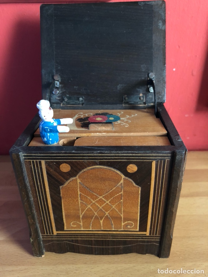 Coleccionismo: Pitillera en forma de mueble radio Art Deco con marinero y marqueter&iacute;a
