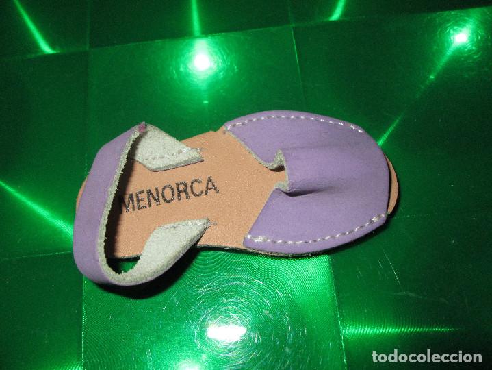 Coleccionismo: IMAN PARA NEVERA - SANDALIA - CHANCLA - MENORCA - MORADO O VIOLETA