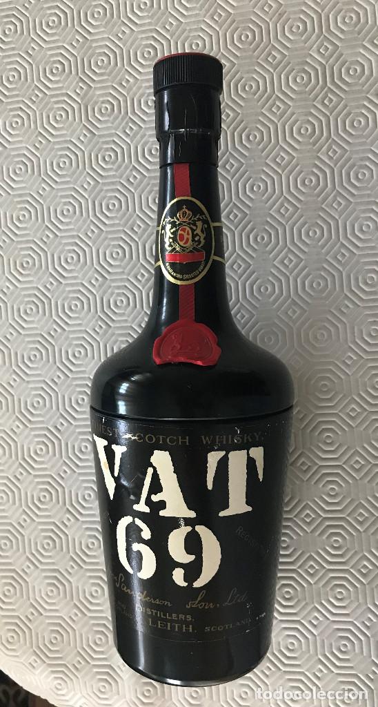 Coleccionismo: CURIOSA ANTIGUA BOTELLA - PITILLERA VAT 69 - Foto 2