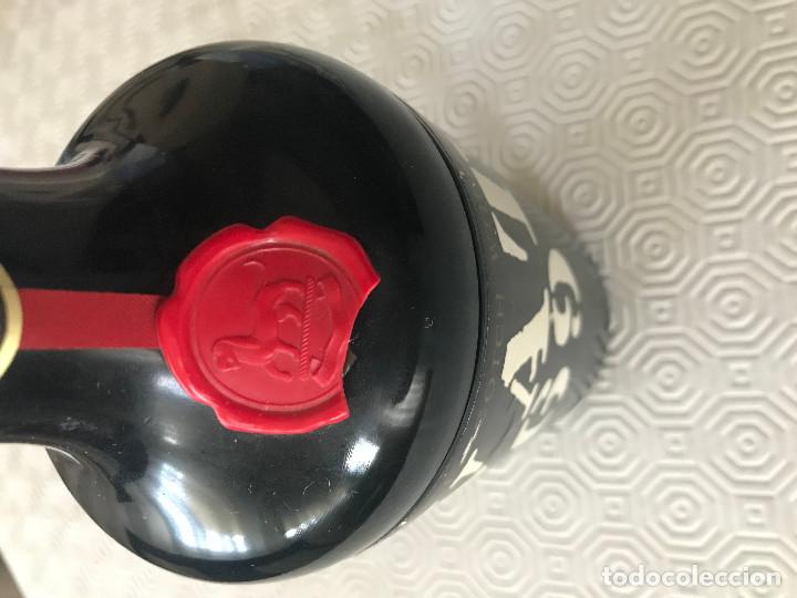 Coleccionismo: CURIOSA ANTIGUA BOTELLA - PITILLERA VAT 69 - Foto 4