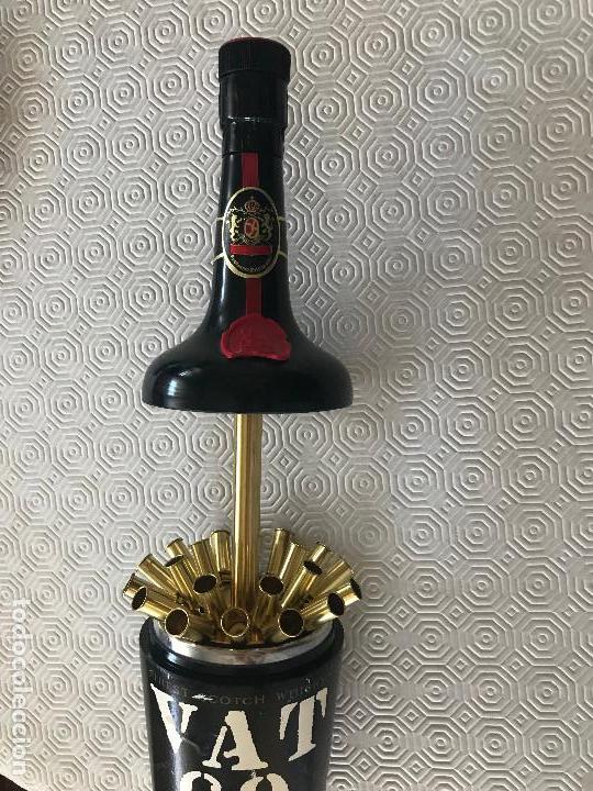 Coleccionismo: CURIOSA ANTIGUA BOTELLA - PITILLERA VAT 69 - Foto 3