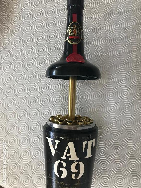 Coleccionismo: CURIOSA ANTIGUA BOTELLA - PITILLERA VAT 69 - Foto 1