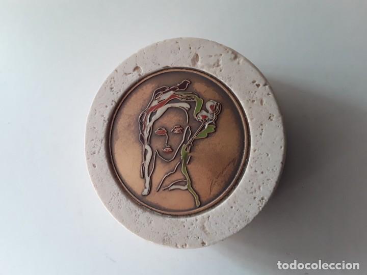 Coleccionismo: Medalla de bronce con partes lacadas en colores con base de piedra. Tipo Art Nouveau