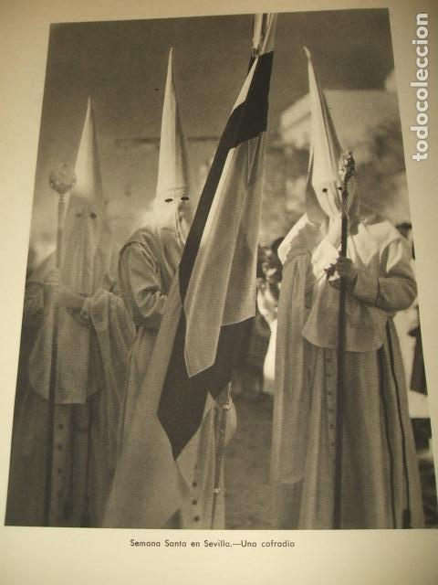 Collecting paper: SEVILLA SEMANA SANTA UNA COFRADIA ANTIGUA LAMINA HUECOGRABADO A&Ntilde;OS 40
