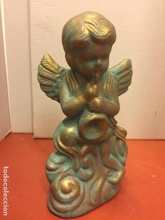 Coleccionismo: Figura de ANGEL dorado, en ceramica o porcelana. Mide unos 17cms de altura.