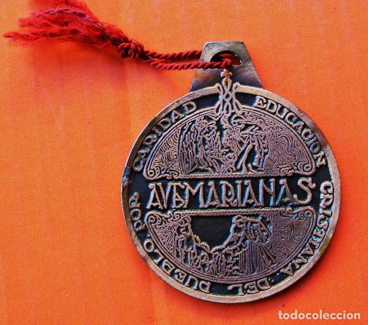 Coleccionismo: MEDALLA CARIDAD EDUCACION CRISTIANA DEL PUEBLO POR AVEMARIANAS