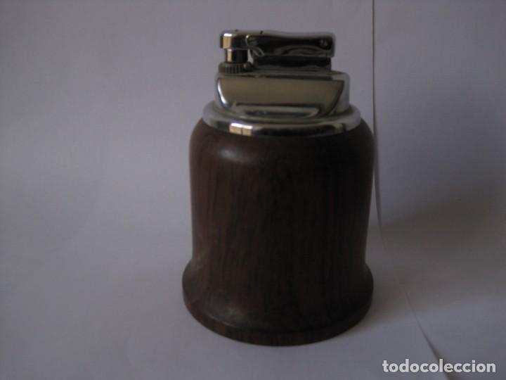 Coleccionismo: ENCENDEDOR CON BASE DE MADERA.- - Foto 1