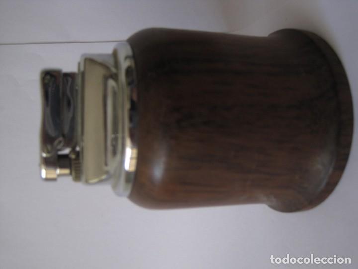 Coleccionismo: ENCENDEDOR CON BASE DE MADERA.- - Foto 2
