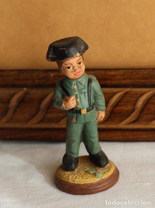 Coleccionismo: FIGURA TERRACOTA GUARDIA CIVIL DE TRAFICO 10,5 CM