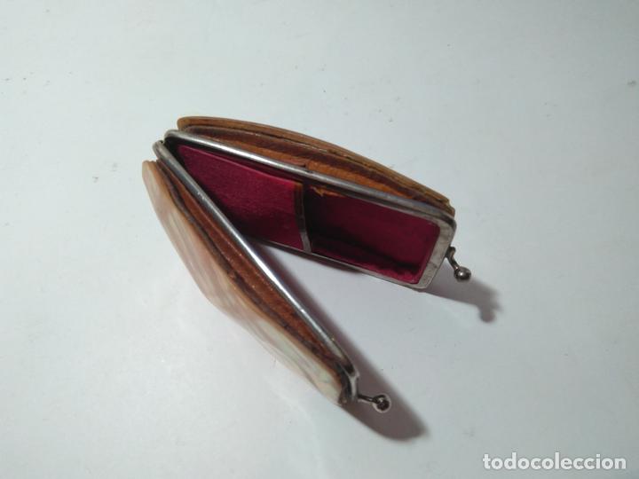 Coleccionismo: Pitillera de n&aacute;car. Estilo imperio.Interior en rojo. 85x55cm - Foto 2