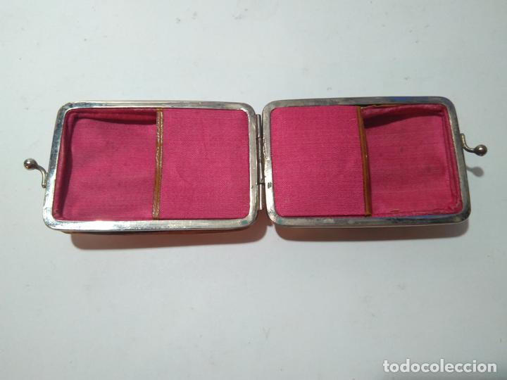 Coleccionismo: Pitillera de n&aacute;car. Estilo imperio.Interior en rojo. 85x55cm - Foto 3