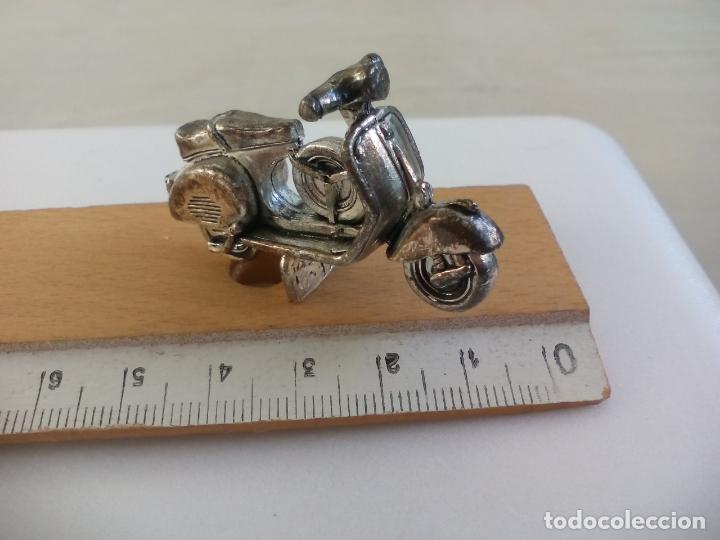Coleccionismo: MOTO TIPO VESPA. MINIATURA DE METAL PLATEADO PARA CASA DE MU&Ntilde;ECAS DECORACION SILVER COLLECTION