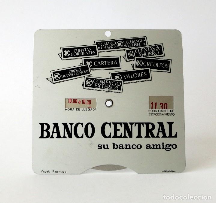 Colecionismo: Antiguo disco de aparcamiento, de metal y pl&aacute;stico duro, publicidad del Banco Central