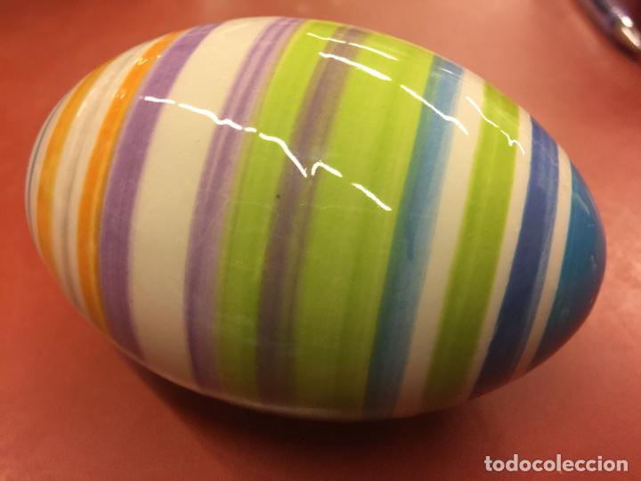 Coleccionismo: Precioso huevo en porcelana o ceramica. buen tama&ntilde;o. Mide aprox 10x6cms. Impecable