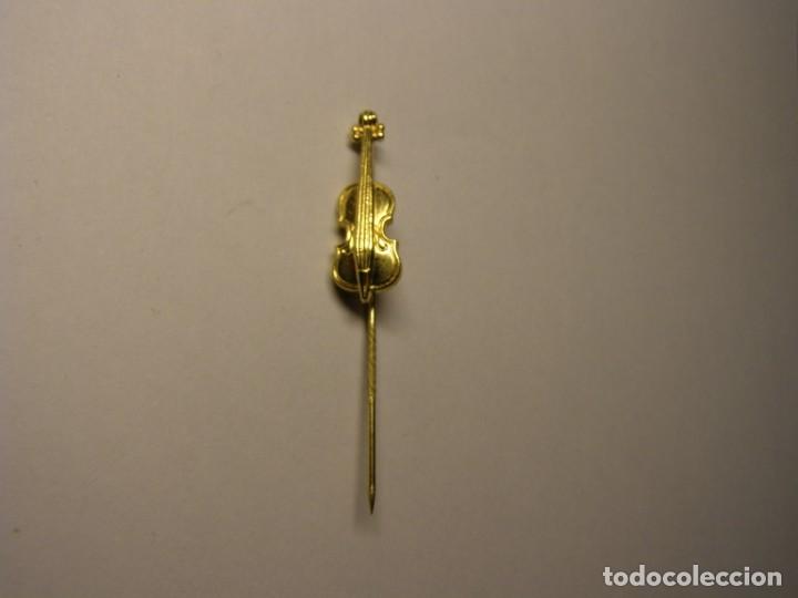 Coleccionismo: Insignia aguja de m&uacute;sico, con un violin.
