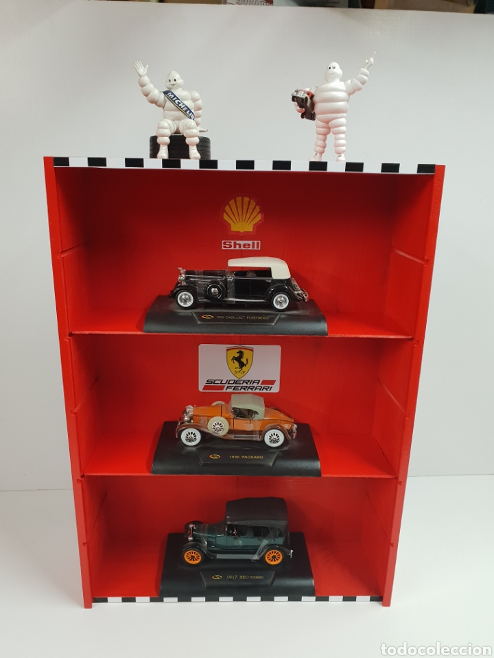 Coleccionismo: Estanter&iacute;a de madera decorada Ferrari