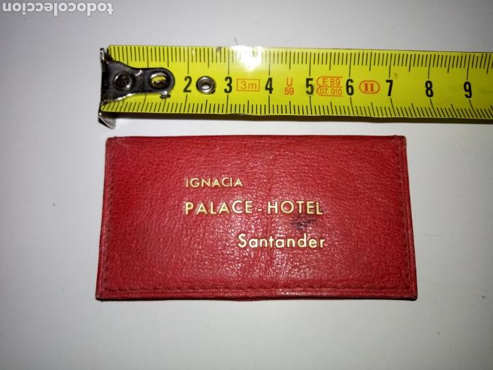 Coleccionismo: ANTIGUO PORTAFOTOS DE PIEL, DE BOLSILLO. DE 7,5 X 4 CM. DEL HOTEL PALACE DE SANTANDER.