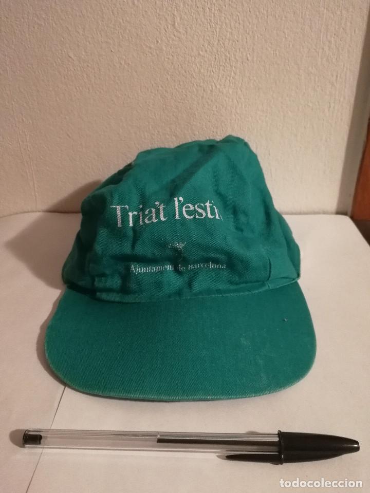 Coleccionismo: GORRA VERDE PUBLICITARIA - TRIA'T L'ESTIU Ajuntament de - BARCELONA - OFICIAL