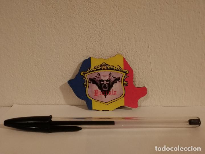 Coleccionismo: MINI-MADERA CON BANDERA DE RUMANIA DRACULA - VAMPIROS -