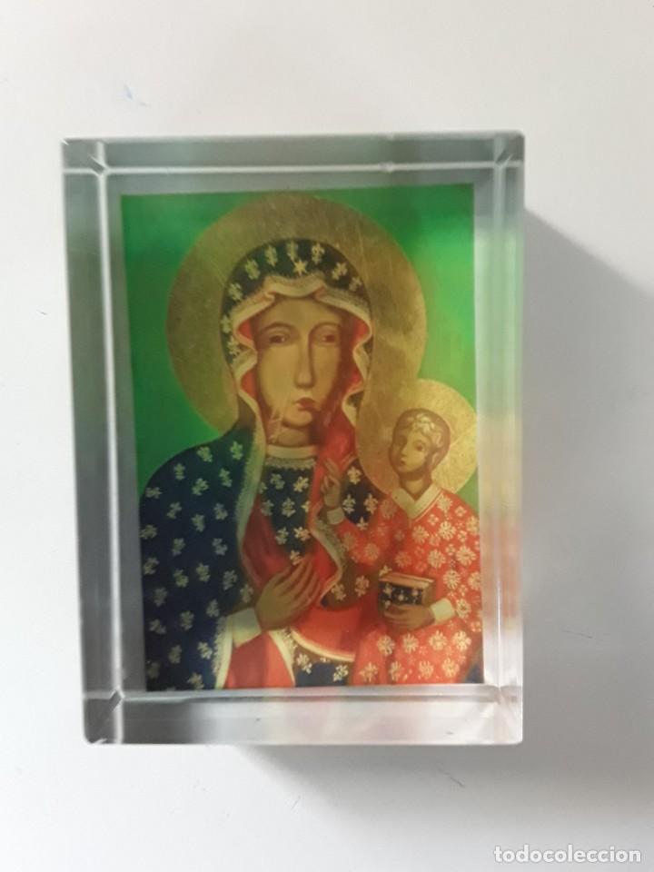 Coleccionismo: Peque&ntilde;o icono en cristal de la Virgen Mar&iacute;a con el Ni&ntilde;o Jesus. 7.5 cm x 5.5 cm
