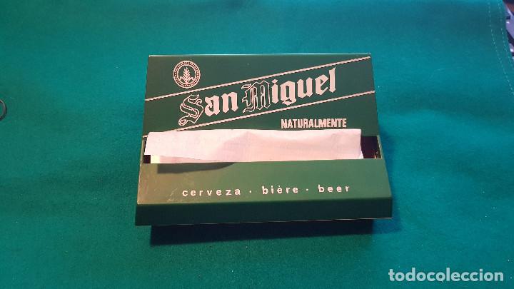 Coleccionismo: SERVILLETERO CERVEZA SAN MIGUEL (CON SERVILLETAS ORIGINALES)