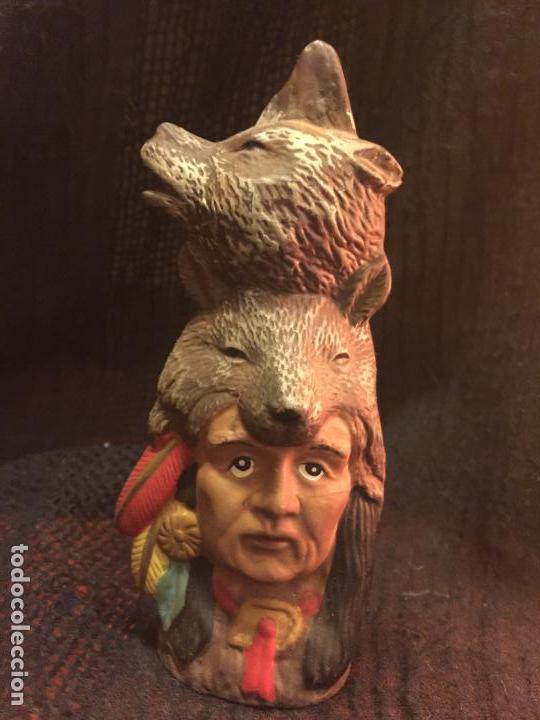 Coleccionismo: Figura de Jefe indio.con osos o lobos, en ceramica o porcelana Mide aprox 13cms de altura