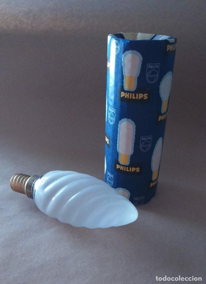 Coleccionismo: Antigua bombilla de cristal blanco torneado, con su precioso envase de cart&oacute;n, marca Philips.