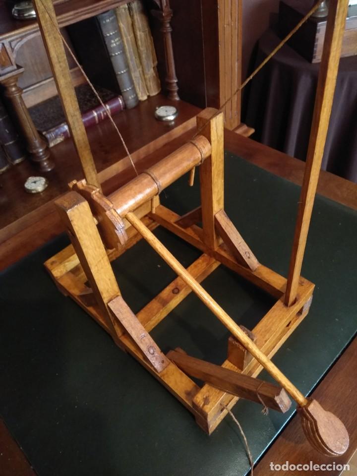 Coleccionismo: Maqueta de catapulta en madera - Foto 2