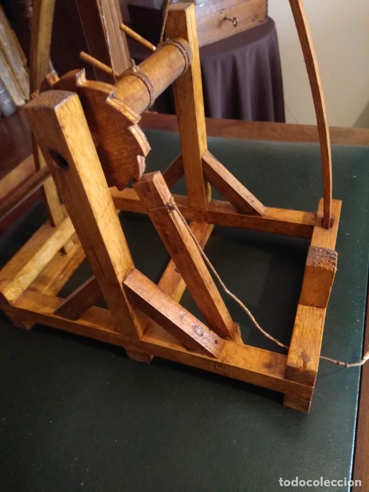 Coleccionismo: Maqueta de catapulta en madera - Foto 3