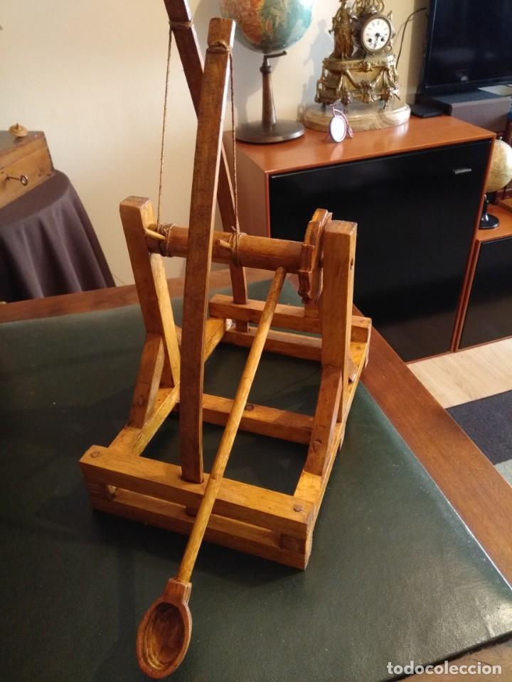Coleccionismo: Maqueta de catapulta en madera - Foto 4