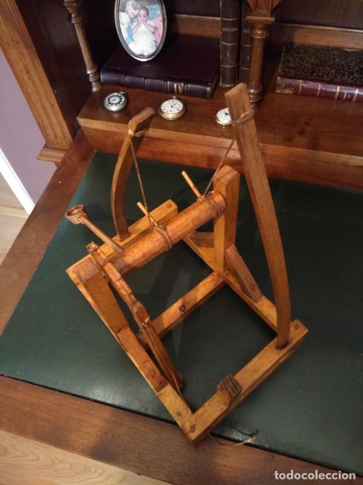 Coleccionismo: Maqueta de catapulta en madera - Foto 5