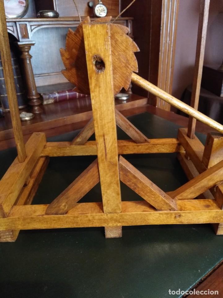 Coleccionismo: Maqueta de catapulta en madera - Foto 6