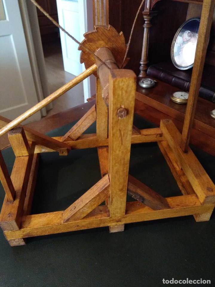 Coleccionismo: Maqueta de catapulta en madera - Foto 7