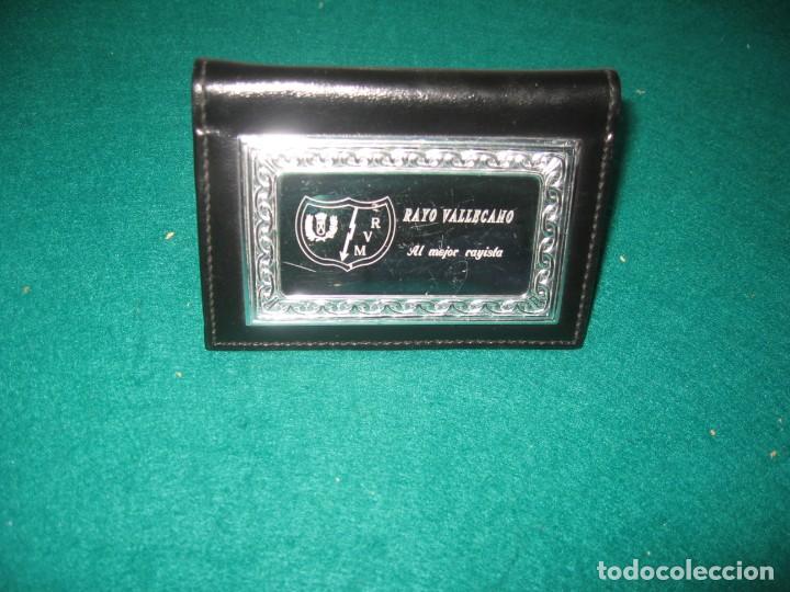 Coleccionismo: CARTERA PARA TARJETAS CON EL ESCUDO DEL RAYO VALLECANO PLATEDO