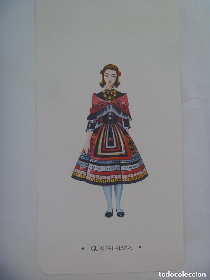 Coleccionismo: LAMINA TRAJE REGIONAL DE GUADALAJARA , REGALO LABORATORIOS CASEN, ZARAGOZA. 1970. 15,5 X 30 CM