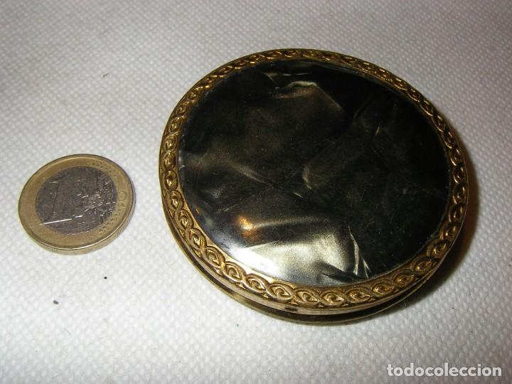 Coleccionismo: Polvera de maquillaje de metal dorado y celuloide nacarado. 6,3 cm.