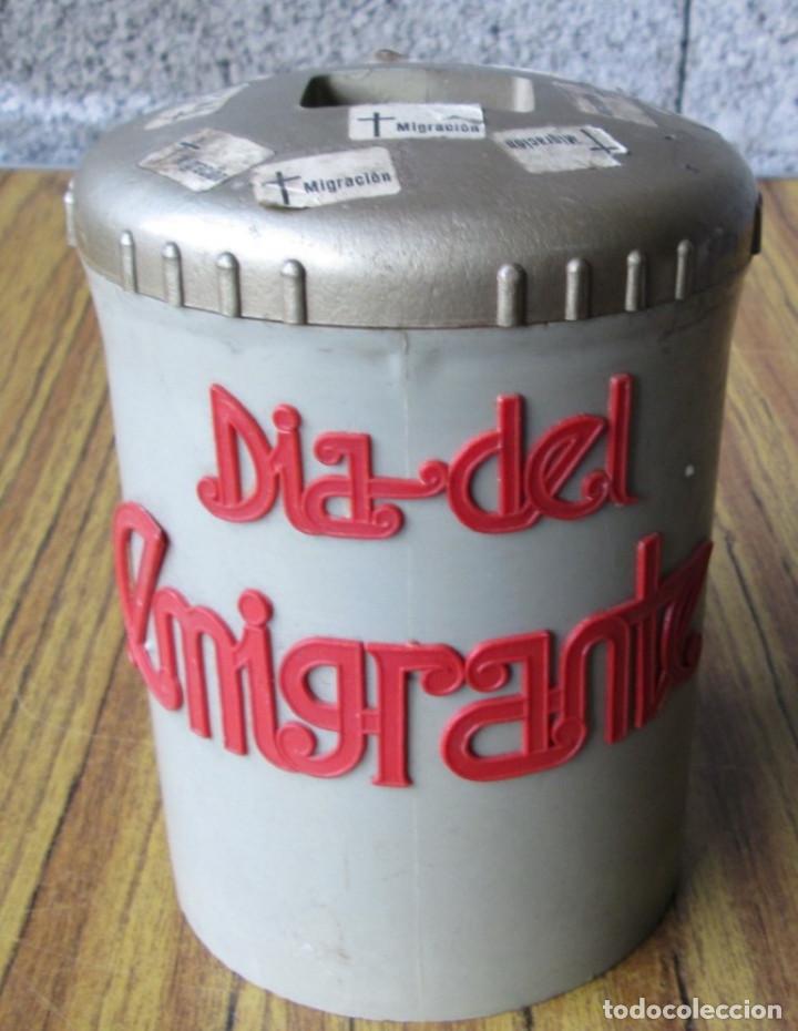 Coleccionismo: HUCHA de pl&aacute;stico - DIA DEL EMIGRANTE - Foto 2