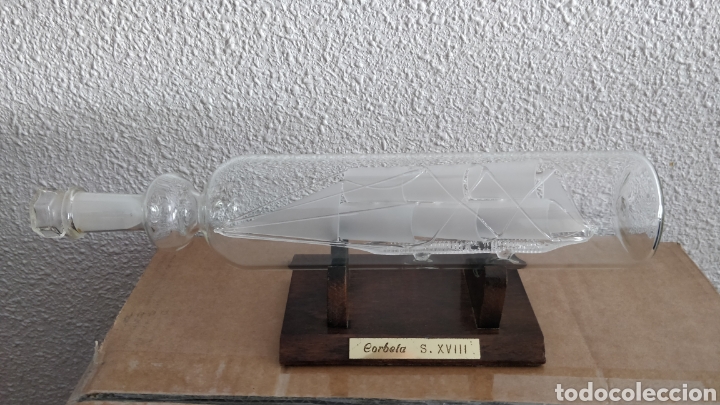Coleccionismo: Botella con barco de cristal en su interior y peana de madera. Corbeta siglo XVIII