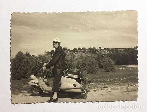 Coleccionismo: MOTO VESPA. MADRID. FOTO B/N. A&Ntilde;OS 50. 10 x 7 cm. Buen estado.