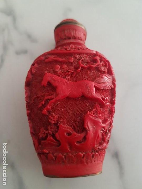 Coleccionismo: Botella para tabaco o perfumes - Foto 2