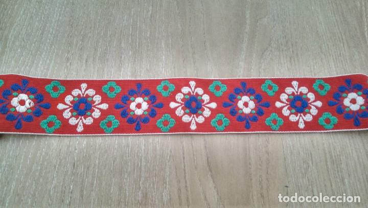 Sammeln: ANTIGUO TAPAPUNTOS &laquo;FLORES BORDADAS SOBRE FONDO ROJO&raquo; (1 METRO)