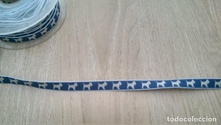 Coleccionismo: ANTIGUO TAPAPUNTOS &laquo;PERRITOS SOBRE FONDO AZUL&raquo; (1 METRO)