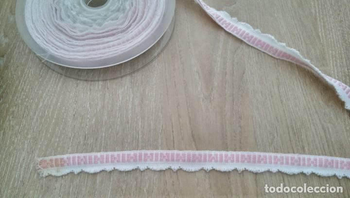 Collectionnisme: ANTIGUO TAPAPUNTOS &laquo;ROSA SOBRE FONDO BLANCO TERMINADO EN ONDAS&raquo; (1 METRO)