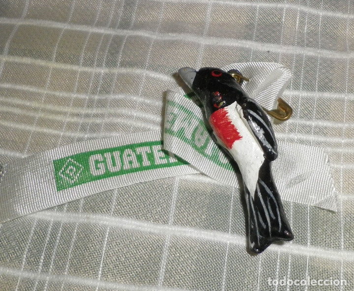 pajarito de guatemala pintado en madera