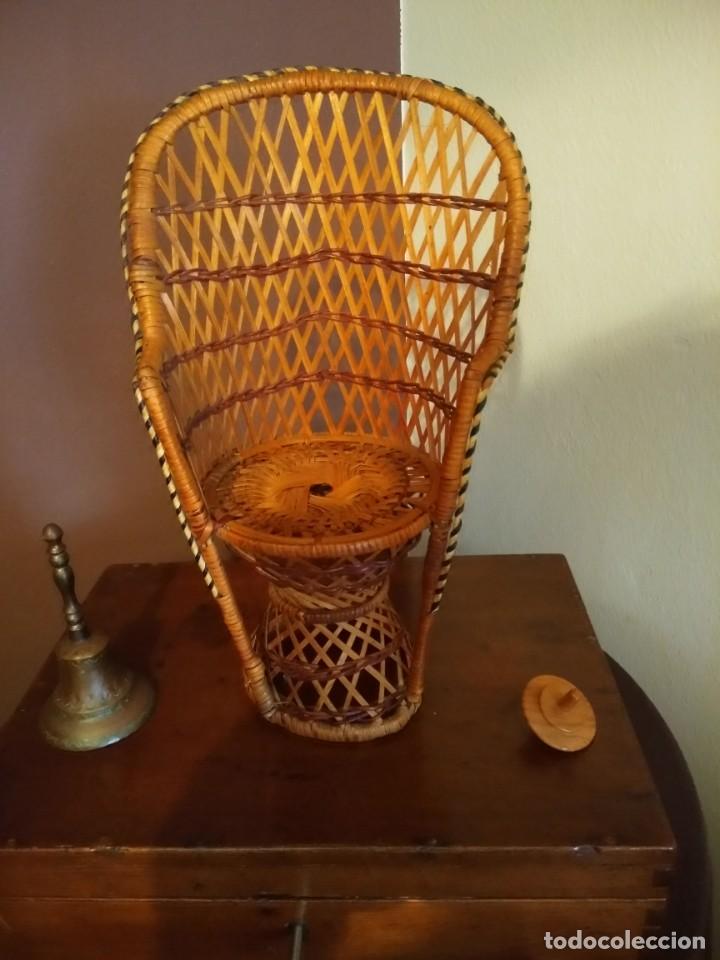 Coleccionismo: Silla miniatura en mimbre (Tipo Enmanuelle) - Foto 1