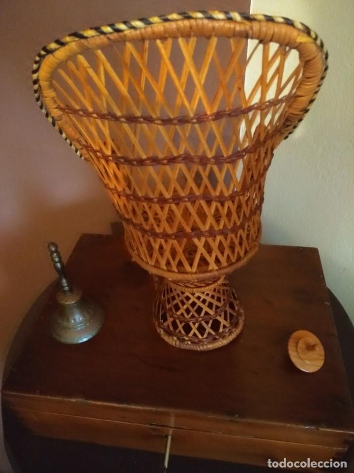 Coleccionismo: Silla miniatura en mimbre (Tipo Enmanuelle) - Foto 2