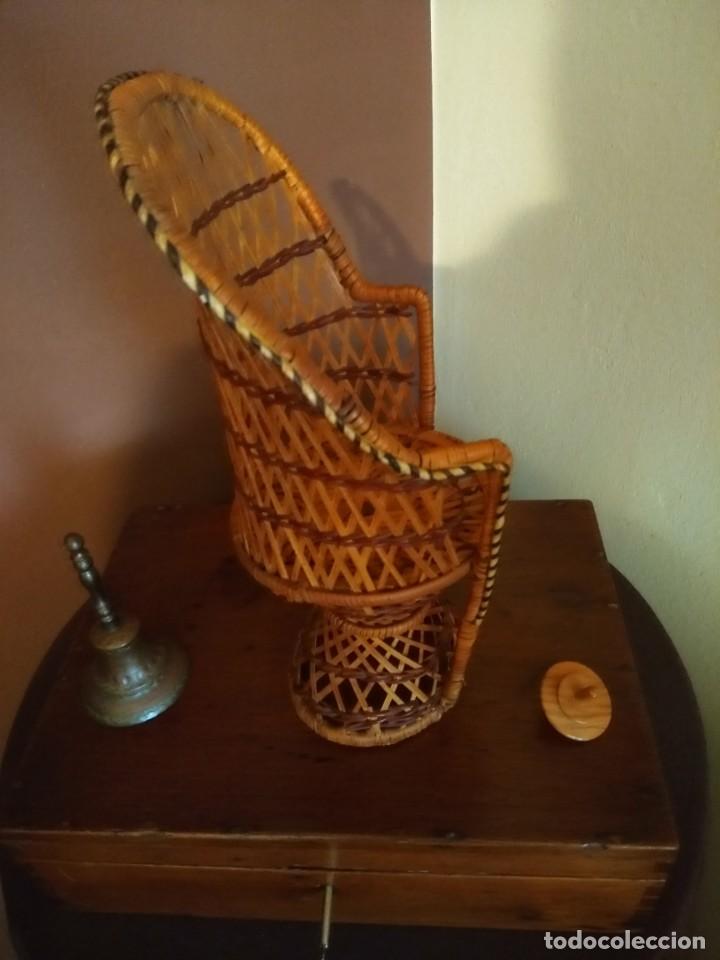 Coleccionismo: Silla miniatura en mimbre (Tipo Enmanuelle) - Foto 3