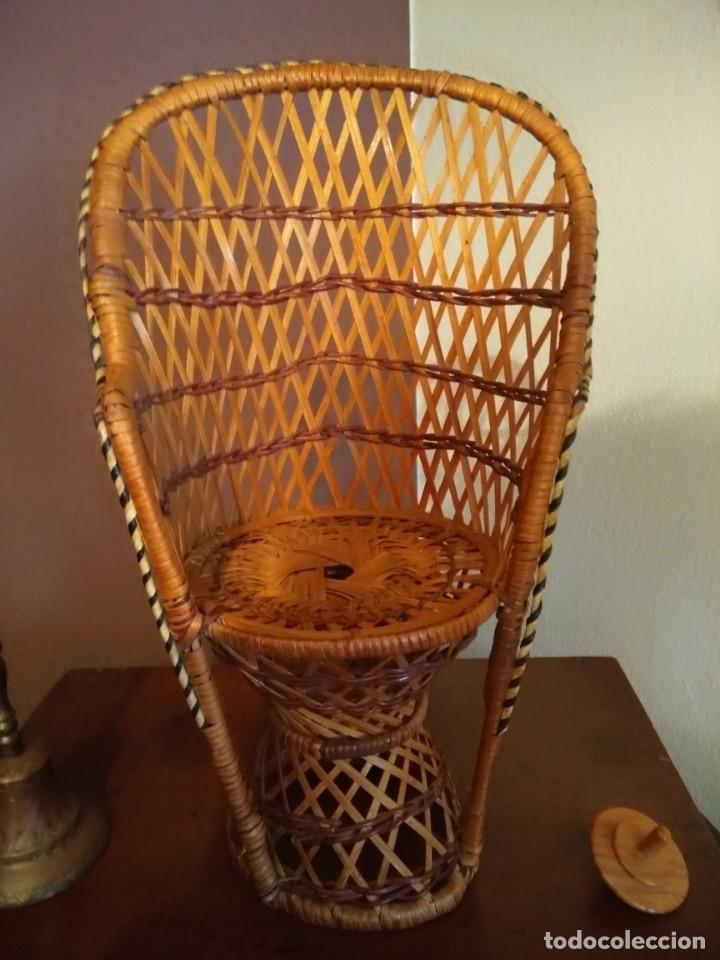 Coleccionismo: Silla miniatura en mimbre (Tipo Enmanuelle) - Foto 4